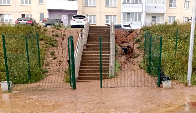 На новый стадион в Рождественском сползает песчаный склон